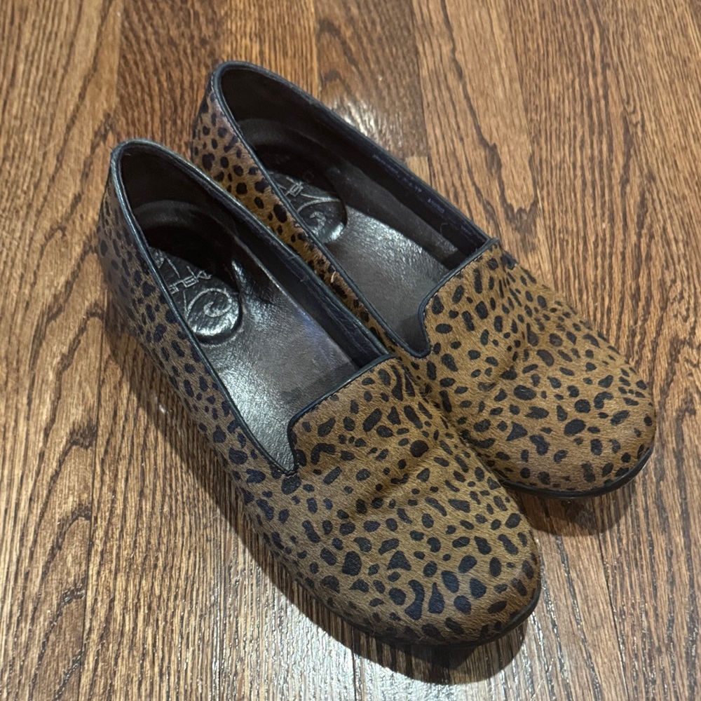 Dansko Animal Print Loafer Size 39/8.5